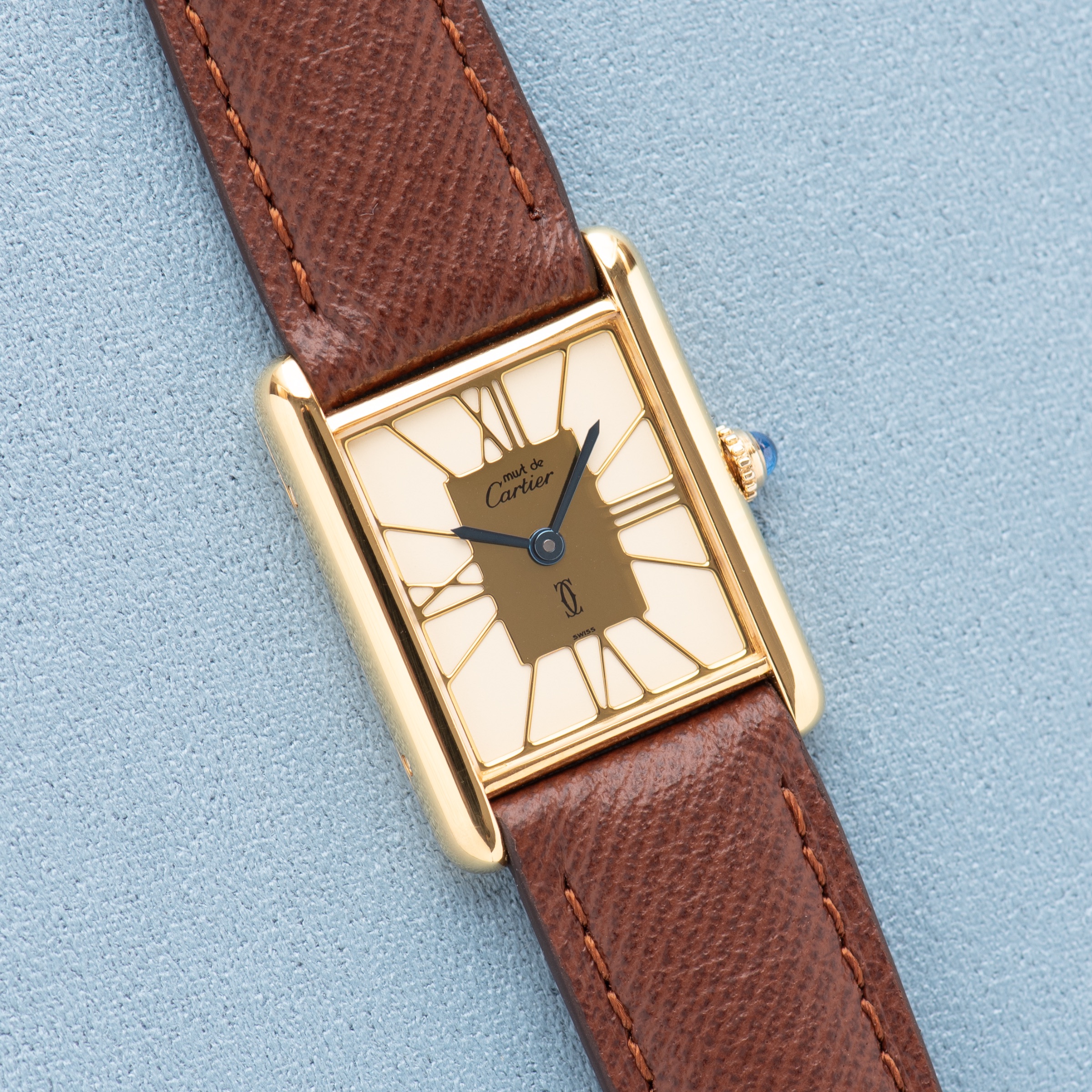 Vue de Cartier Must de Cartier Tank GM — cadran ivoire cloisonné — Réf. 6 81006 — 1980